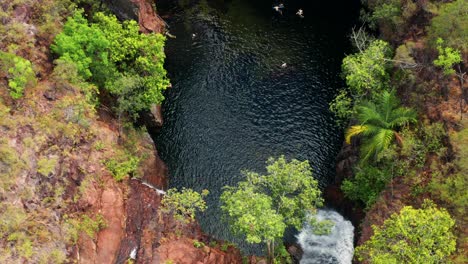 Vista-Aérea-De-La-Gente-Nadando-En-El-Arroyo-De-Las-Cataratas-De-Florencia-Con-Un-Desfiladero-Alto-En-El-Parque-Nacional-Litchfield