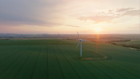 Eine-Reihe-Von-Windmühlen,-Die-Nach-Einem-Regensturm-In-Deutschland-Während-Eines-Wunderschönen-Sonnenuntergangs-Im-Wind-Wehen