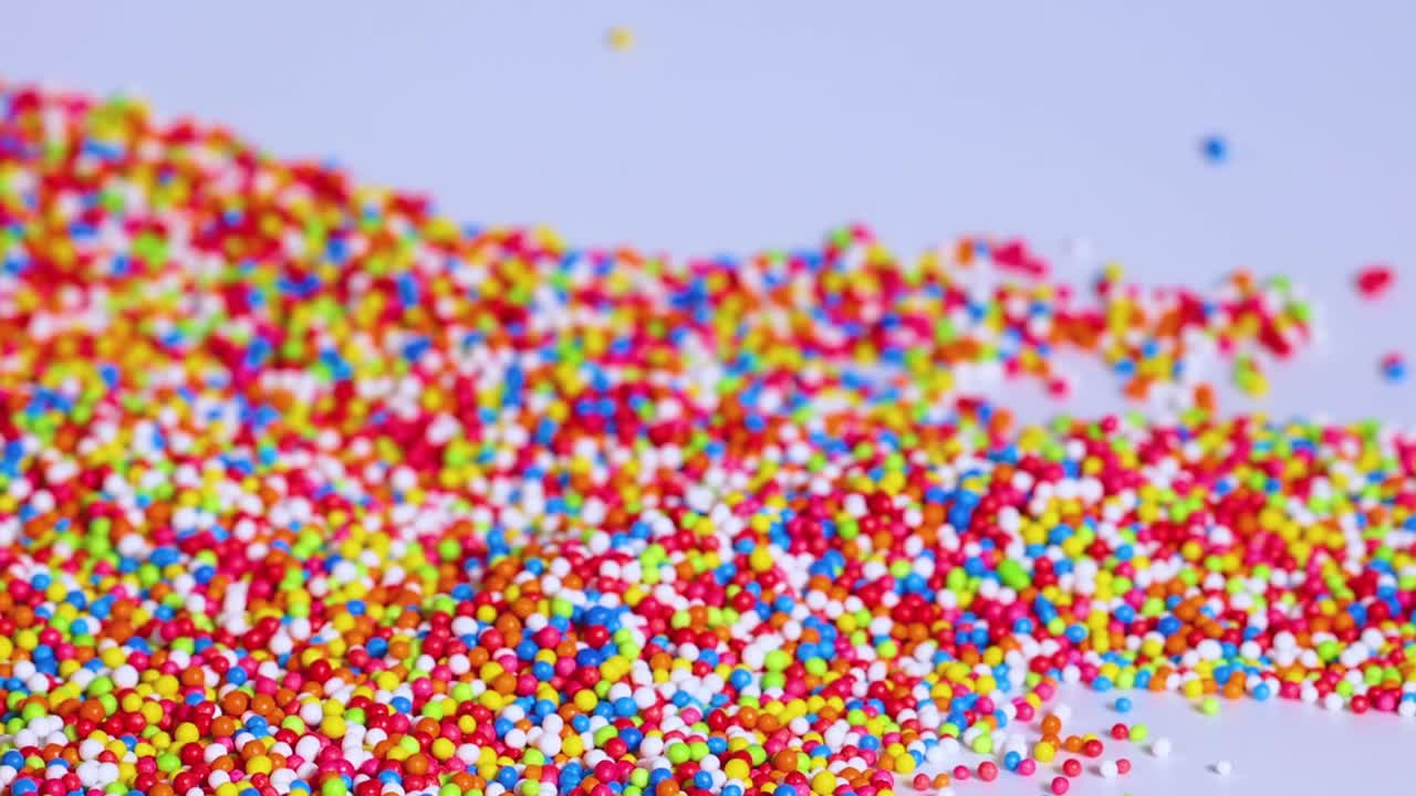 la cuchara se mueve a través de salpicaduras vibrantes en la superficie