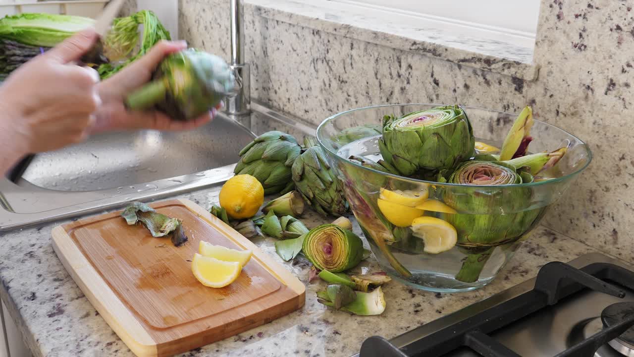 아티초크를 는 여성. 현대 주방에서 요리 과정