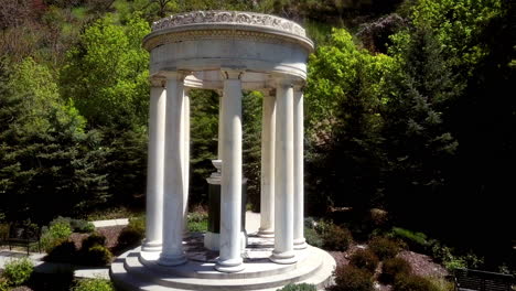 una toma aérea de un dron del hermoso parque memory grove en salt lake city, utah