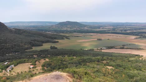 épica-Inversa-Que-Revela-La-Antena-De-Un-Dron-De-Hermosas-Montañas-Volcánicas-Testigo