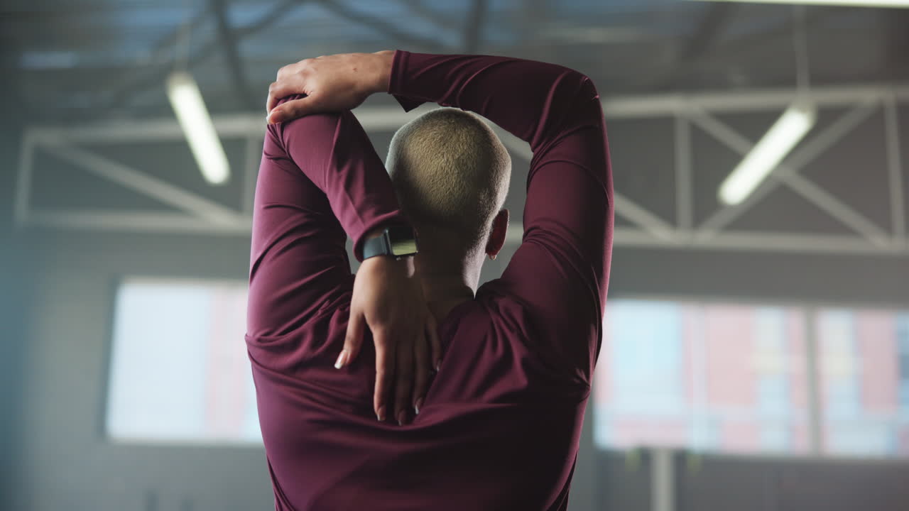 Persona che fa stretching in palestra