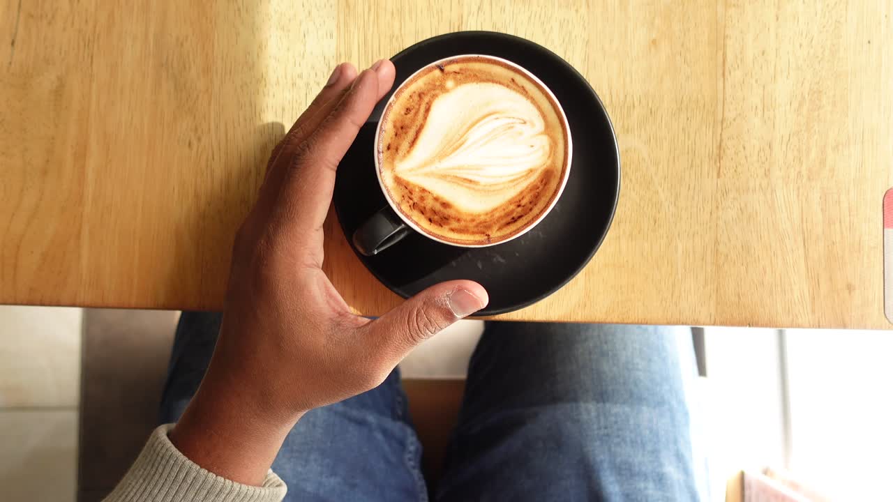 라테를 즐기고 있습니다.