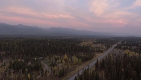 Über-Einen-Grünen-Wald-Fliegend-Beginnt-Der-Sonnenaufgang-Durch-Die-Fernen-Berge-Zu-Ragen