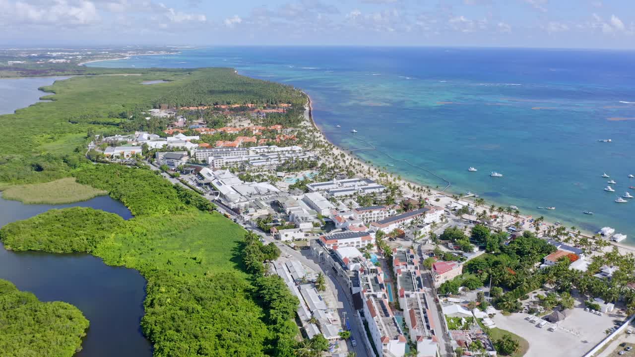 라구나 바바로 야생 동물 피난처의 얕은 입구, 고요한 해변 물, 도미니카 공화국 푼타 카나의 고급 호텔 숙박 시설
