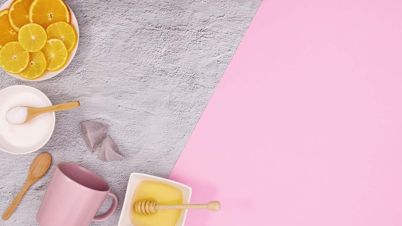 suministros para hacer té se mueven en el lado izquierdo del tema rosa. detener el movimiento