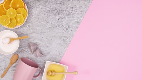 suministros para hacer té se mueven en el lado izquierdo del tema rosa. detener el movimiento