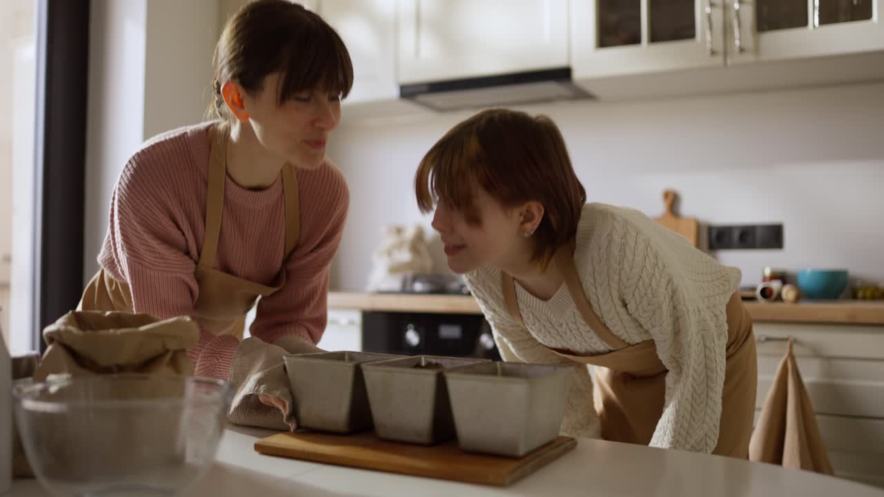 dos mujeres horneando en la cocina