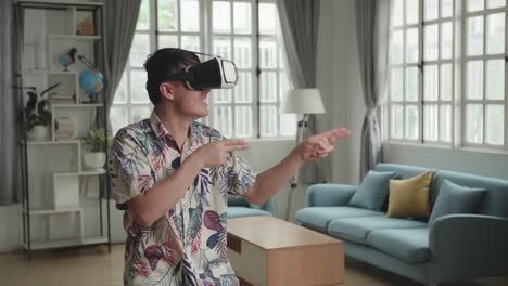 hombre usando auriculares vr en casa