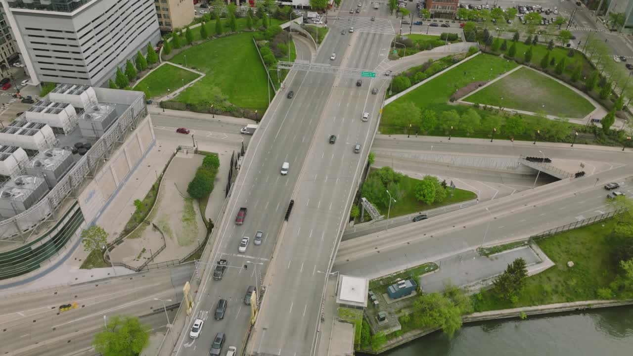 비는 고속도로 위의 드론 비행