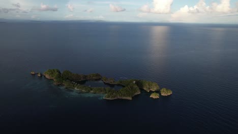 Atemberaubender-Blick-Auf-Die-Insel-Rufas-In-Raja-Ampat,-Indonesien