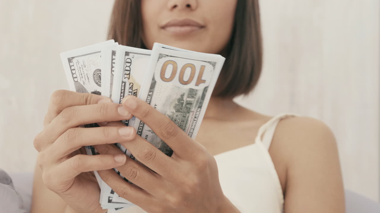 우리 달러를 들고 있는 여자