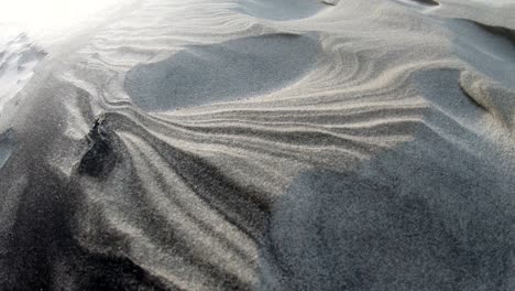 dunas de arena con hierba de dunas en la tormenta del mar del norte, dunas de senderismo, protección de diques, sondervig, jutlandia, dinamarca, 4k