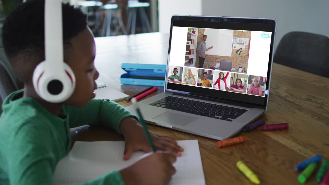 escolar que usa una computadora portátil para una lección en línea en casa, con un maestro y una clase diversos en la pantalla