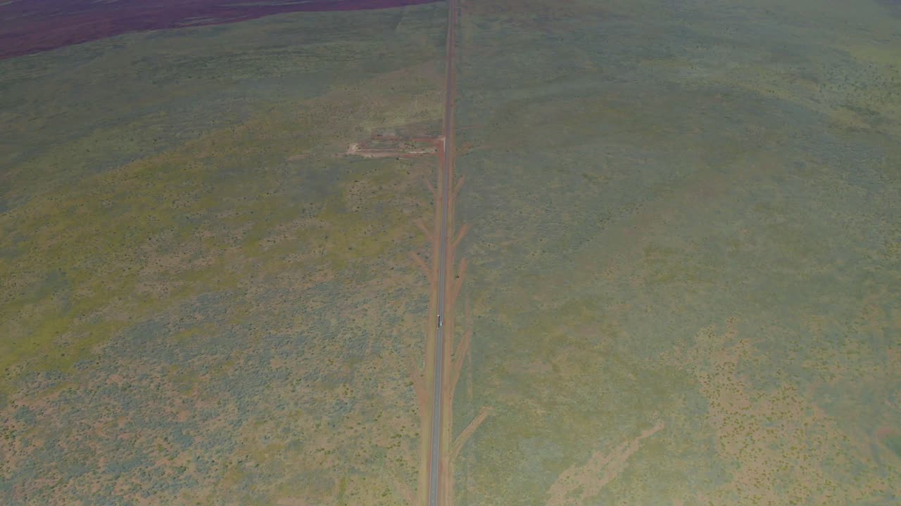camión de plataforma grande que viaja a través del centro de australia - imágenes de drones