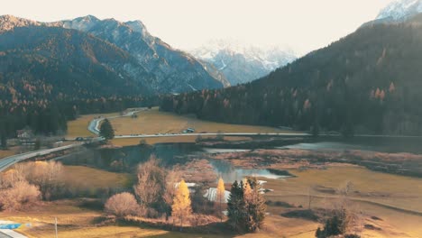 Lago-Escénico,-Montañas-Y-Bosques-Durante-El-Otoño-En-Podkoren,-Eslovenia