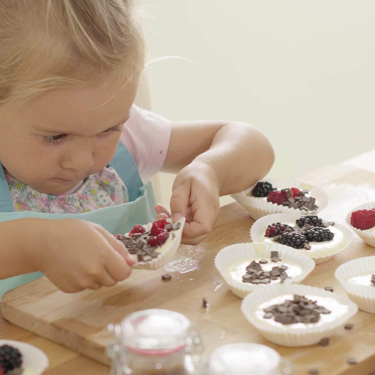 tazas de muffin preparadas por una niña