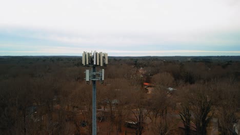 toma aérea de una torre de teléfono celular en un bosque