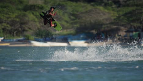 Pase-Frontal-De-La-Barra-De-Kitesurf-En-El-Salto-Por-Parte-Del-Practicante-De-Kitesurf-Con-Transición-Después-Del-Aterrizaje.