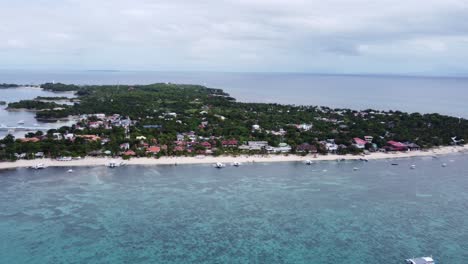 tomada aérea de la isla de malapascua con la playa bounty y los barcos de buceo en primer plano, filipinas