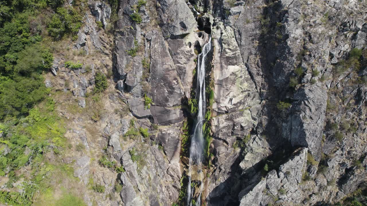 pared de roca con cascada de montaña fresca, cascata da frecha da mizarela, arouca, portugal
