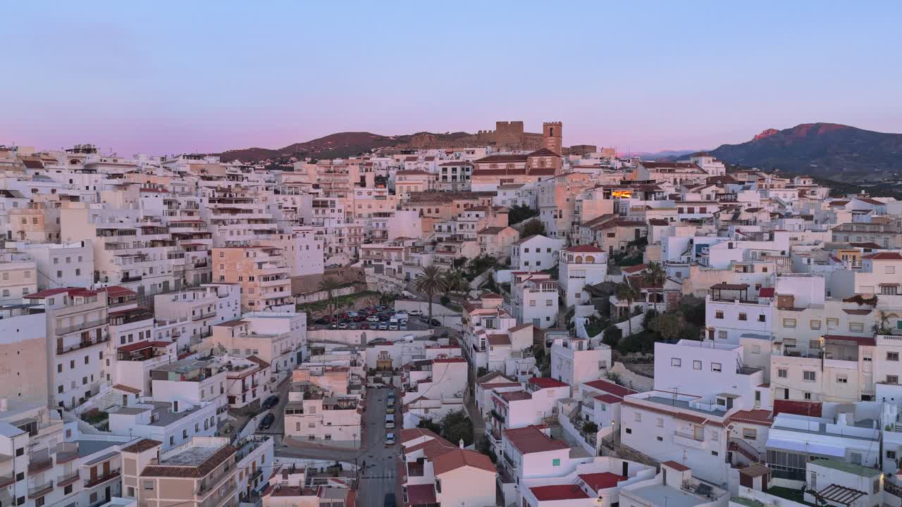Vista aerea del villaggio bianco e del castello di Salobreña al tramonto