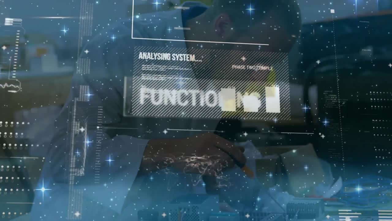 animation der schnittstelle mit der datenverarbeitung über einen kaukasischen männlichen ingenieur, der in einer fabrik arbeitet