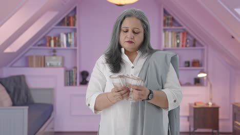 madre india seria contando el dinero