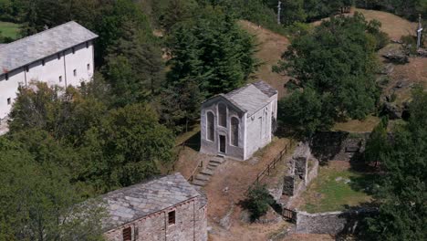 fotografía aérea de la histórica abadía y capilla de novalesa ubicada en la pintoresca región de turín de piamonte, italia