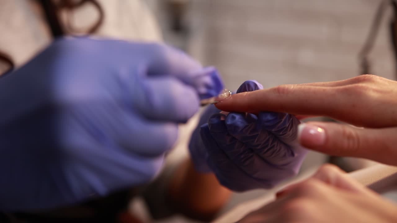 una mujer haciendo una manicura.