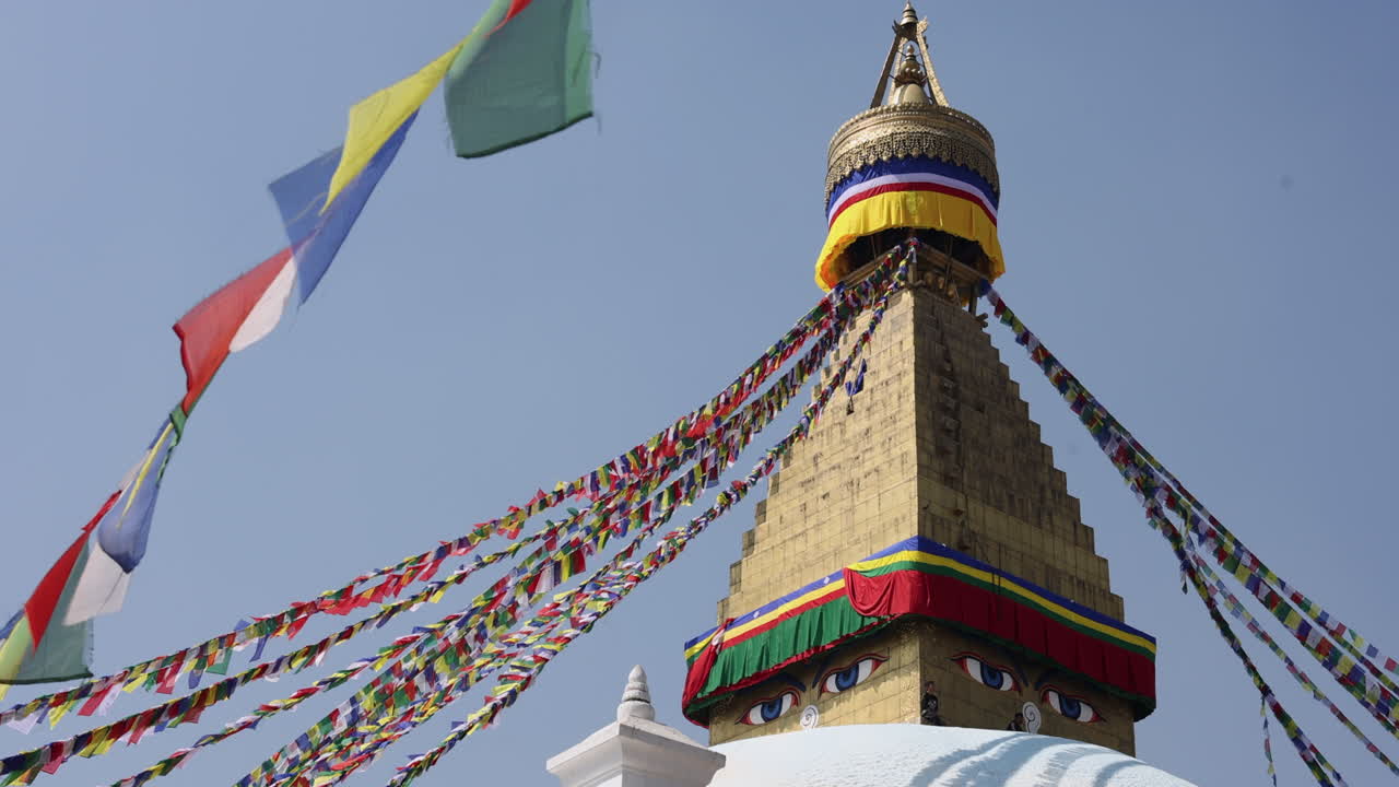 Näkymä Boudhanathin suuresta stupasta hidastettuna, lippujen liehuessa, Kathmandu