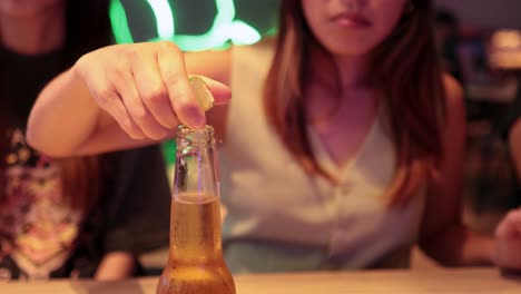 añadir cal a la cerveza en un campo de entrenamiento