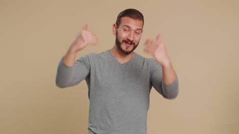 hombre mostrando un gesto de invitación con las manos, pidiendo unirse, haciendo señas de venir, haciendo gestos de saludo adiós