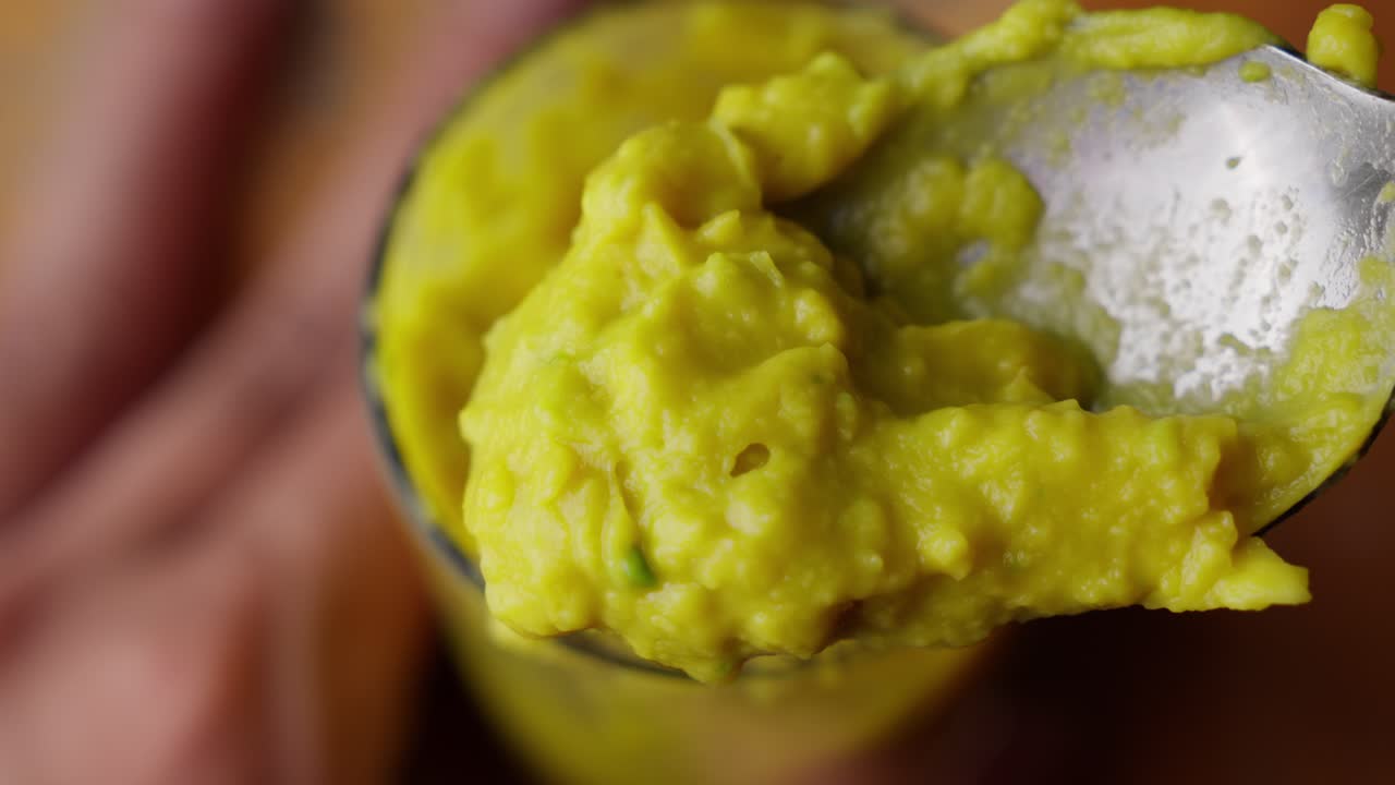 mezclar el puré de aguacate amarillo con cuchara en una olla de vidrio, cerrar