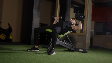 entrenamiento de atleta masculino musculoso con pesas, levantando pesas