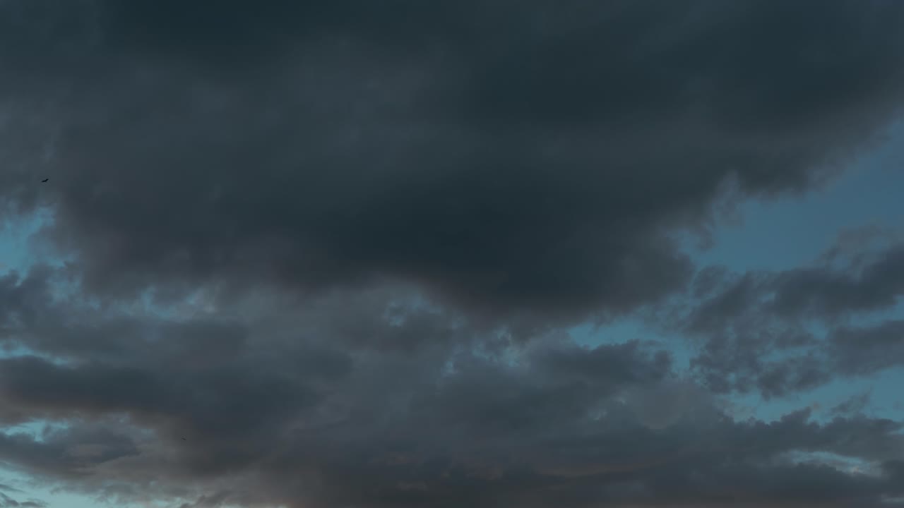 파란 하늘을 고 있는 검은 구름