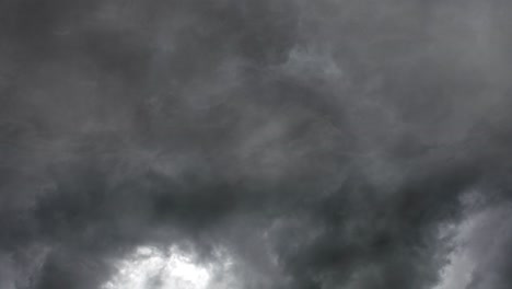 Blitz-In-Einem-Sturm-In-Grauen-Wolken,-Klimawandel