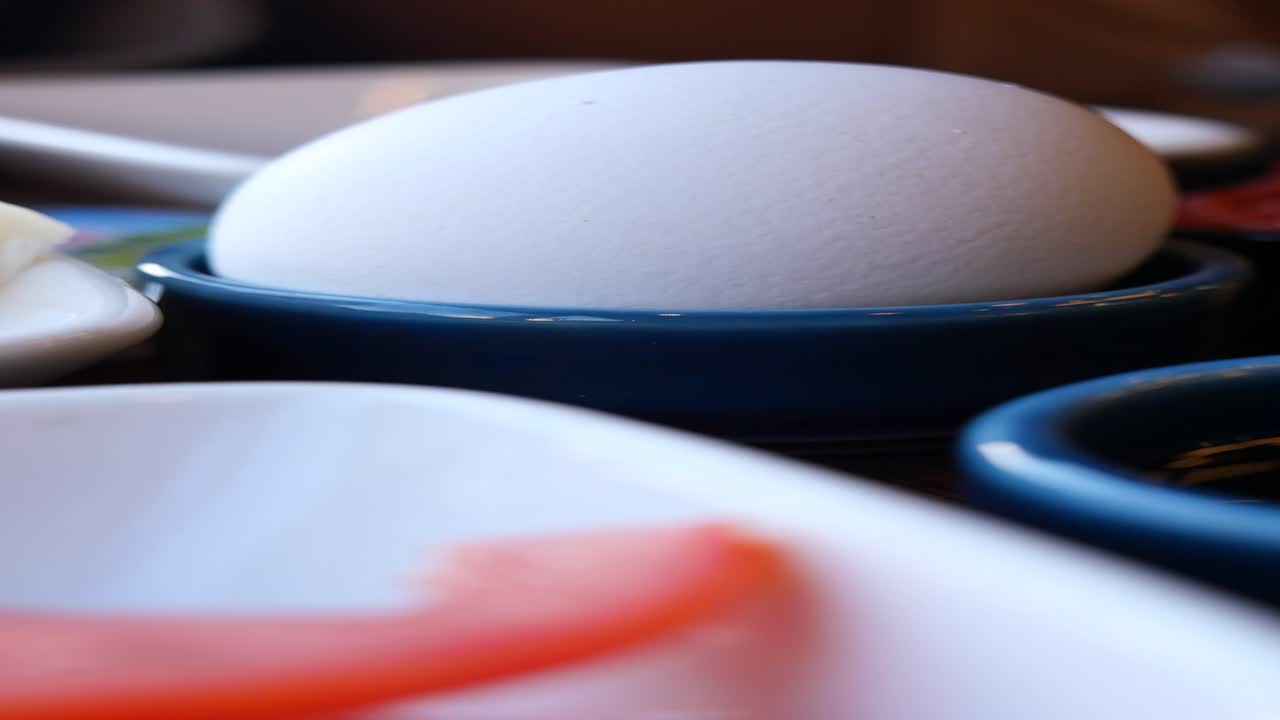 달과 아침 식사 접시