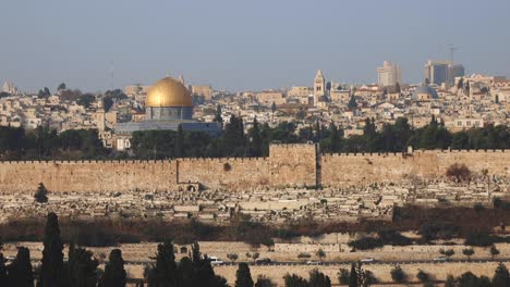 Schwenkaufnahme-Des-Sonnenuntergangs-über-Den-Dächern-Jerusalems,-Einschließlich-Der-Felsenkuppel