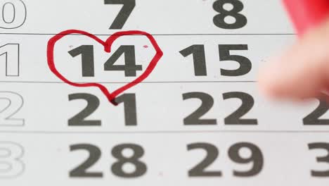 calendario anual comentado sobre el escritorio
