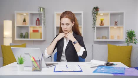 Mujer-Trabajadora-De-Oficina-En-Casa-Esperando-Emocionada-Y-Alegre.