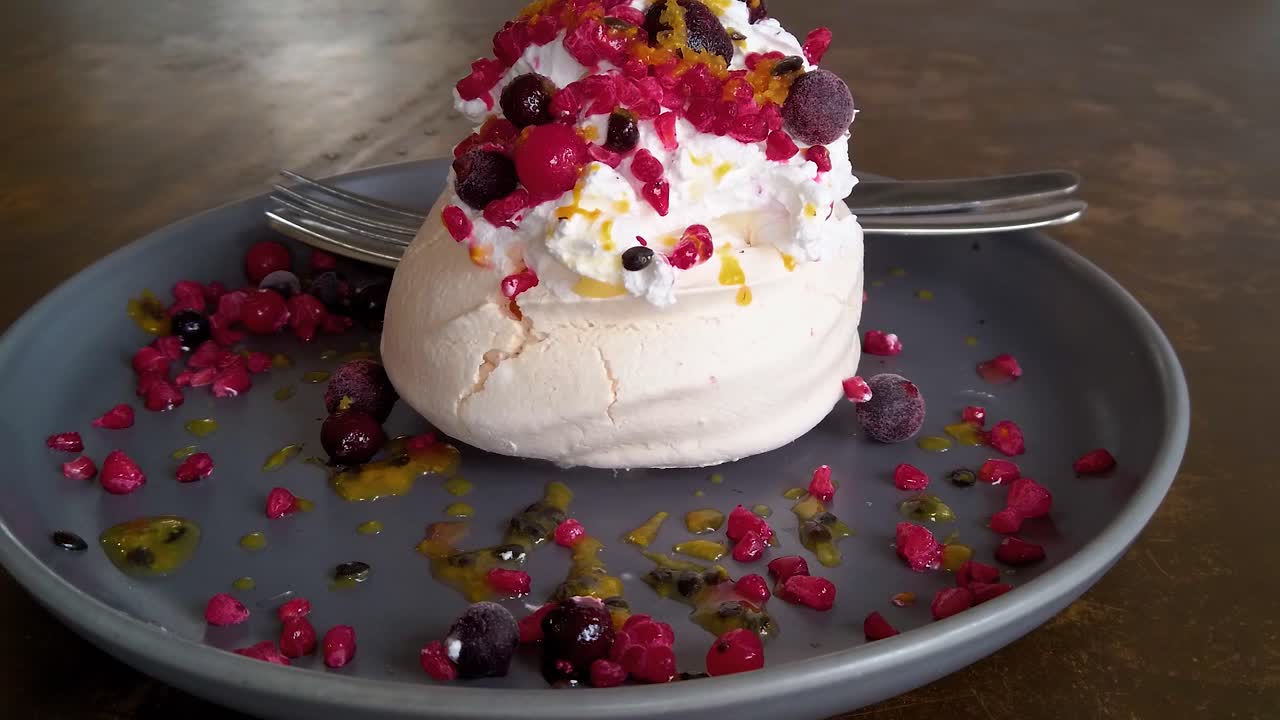 회색 접시에 붉은 딸기 과일 토핑을 얹은 맛있는 포르투갈 수스피로스 패스트리 - 꿈꾸는 듯한 효과 - 회전 4k