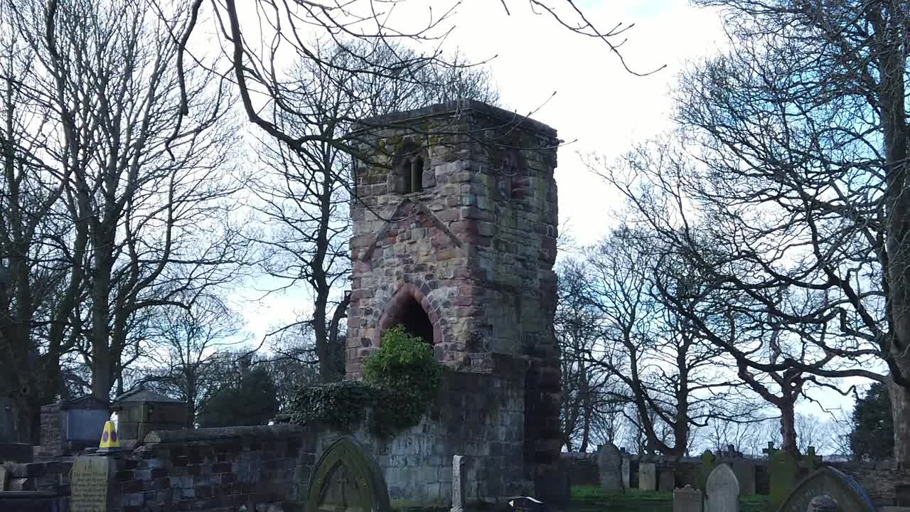 윈들쇼 성당을 가로질러 촬영을 확립하는 돌로 된 탑 외부 느린 동영상 파란 하늘을 배경으로 폐허 주변