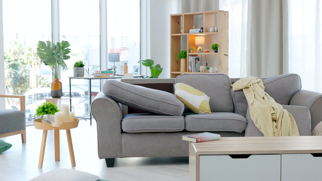 el lapso de tiempo de una mujer limpiando su casa