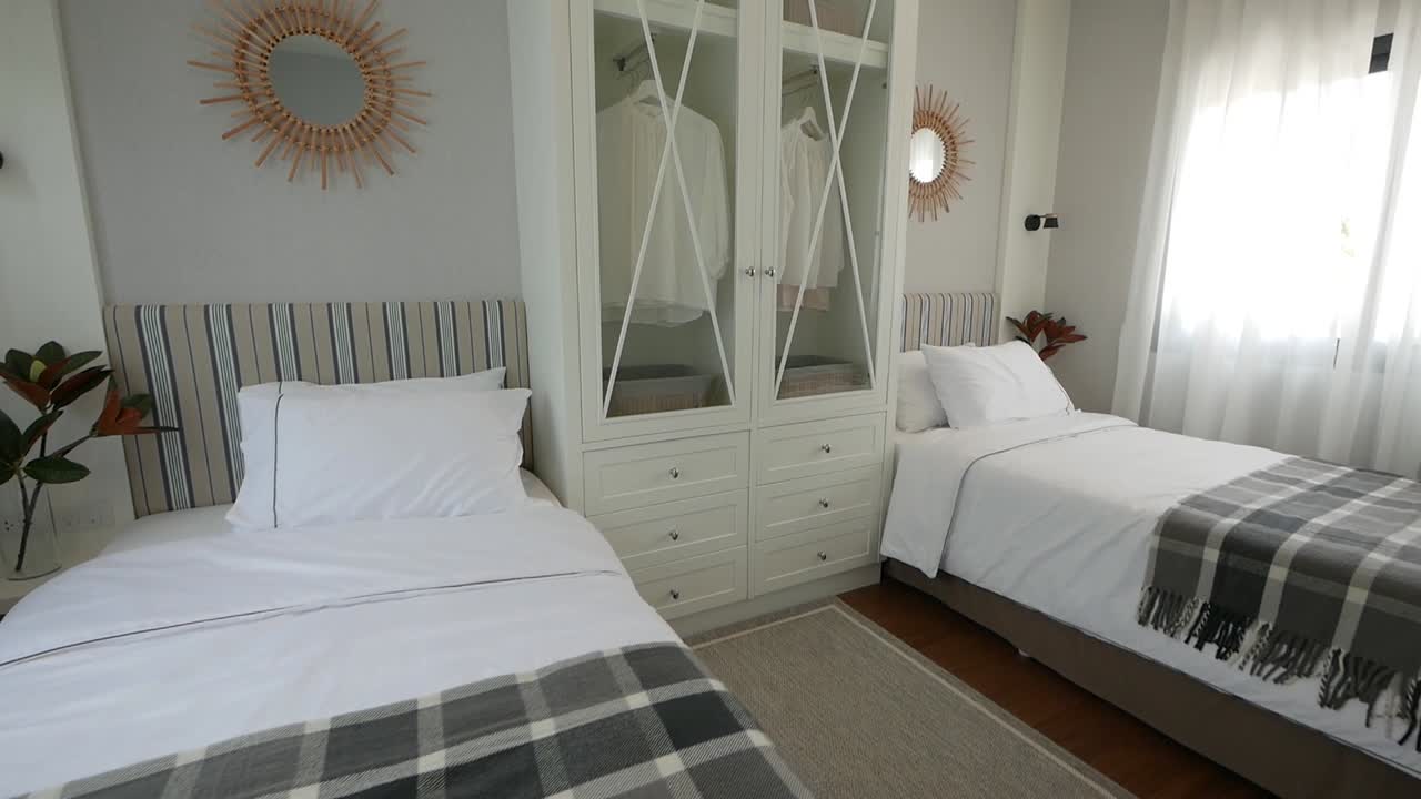 стильное и компактное оформление спальни с двумя односпальными кроватями