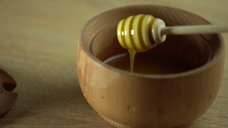 Thick-honey-dripping-from-the-spoon,-close-up.-Honey-flowing-honey-from-a-spoon