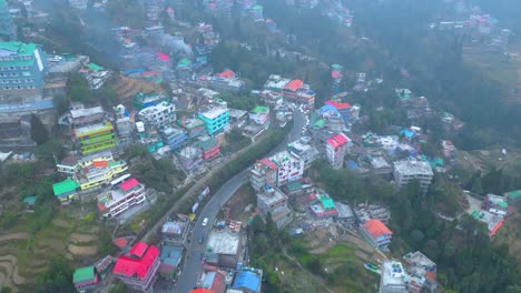 Paisaje-De-Darjeeling-Jardín-De-Té-Y-Bucle-Batasia-Vista-Aérea-De-Darjeeling-Y-Tren-De-Juguete-Darjeeling