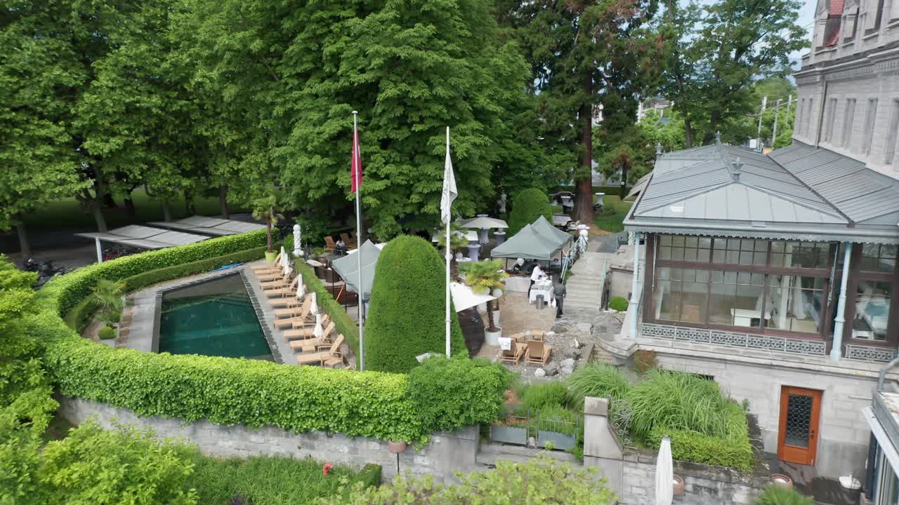 역사적인 호텔과 인접한 고급스러운 야외 카페의 에어리어