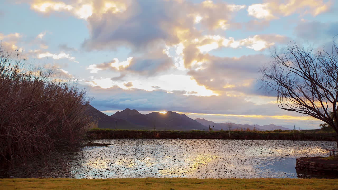 lapso de tiempo de las nubes sobre el lago